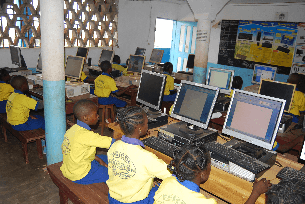 Les élèves en salle informatique